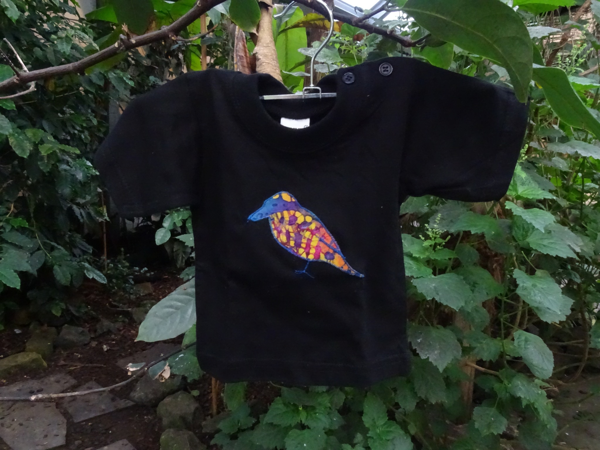 Perfecte t-shirt voor je kleintje! Met een leuke gebatikte vogel erop. 